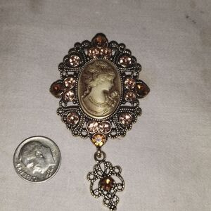 Queen portrait brooch w/rhinestones